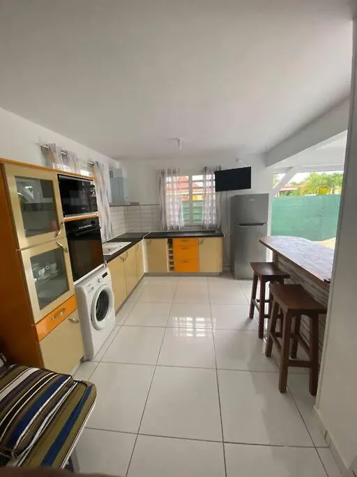 Сasa de vacaciones Charmante Maison Entierement Equipee Avec Piscine Et Jacuzzi Petit-Bourg