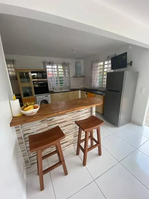 Charmante Maison Entierement Equipee Avec Piscine Et Jacuzzi Petit-Bourg